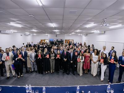 Notícia destaque: OAB-MT recebe novos profissionais com a entrega de carteiras para advogados e estagiários
